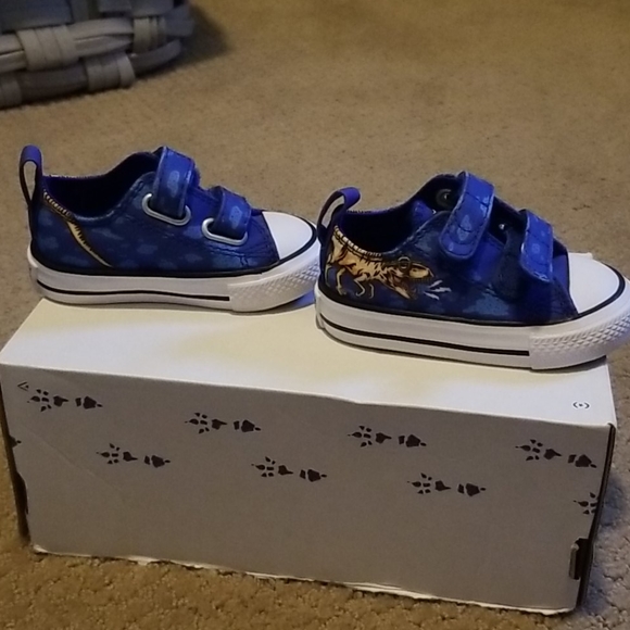 baby dinosaur converse